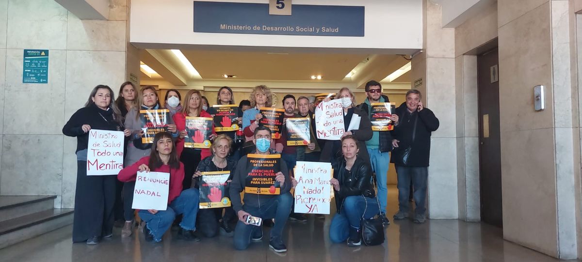 Profesionales de la Salud nucleados en AMPROS fueron a reclamar a Casa de Gobierno por la recomposición de sus salarios.