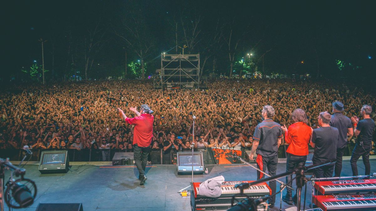 Andrés Calamaro se presentó ante más de 7.000 personas este viernes en Luján de Cuyo. Andrés Calamaro se presentó ante más de 7.000 personas este viernes en Luján de Cuyo.