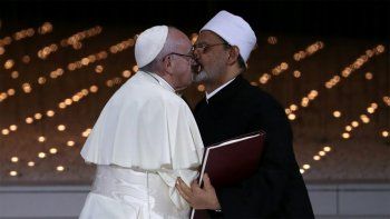 La foto del beso del Papa que dio la vuelta al mundo