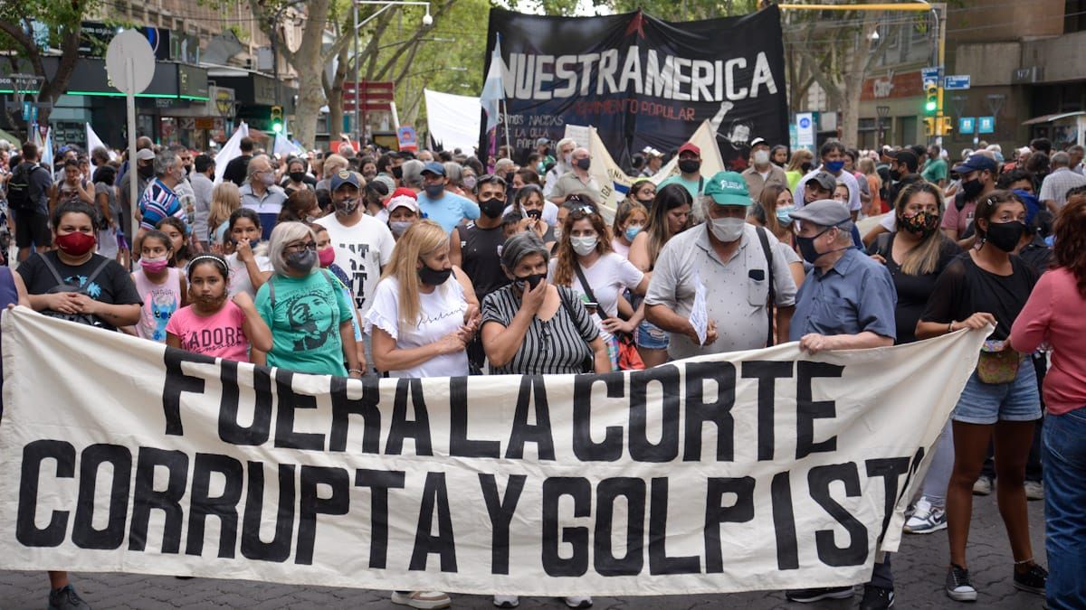 Fuera la Corte, dice la bandera que encabezó la marcha.