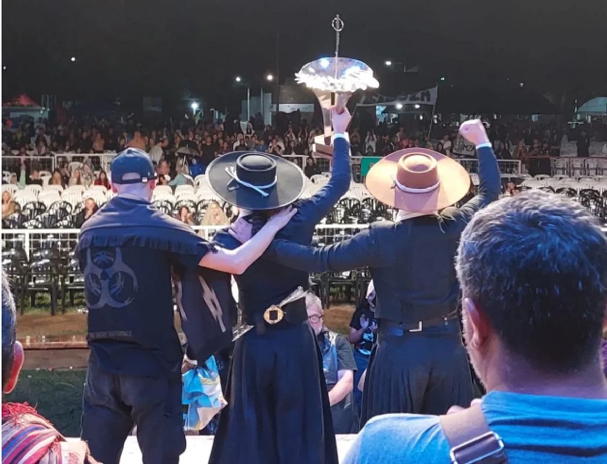 Marcos, ante el público del festival, alza su copa de campeón. El bailarín hará este año su sexta Vendimia Nacional. Marcos, ante el público del festival, alza su copa de campeón. El bailarín hará este año su sexta Vendimia Nacional.