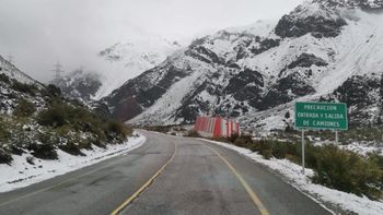 Cerraron el Paso Pehuenche por hielo en la calzada y evalúan reabrirlo al mediodía Cerraron el Paso Pehuenche por hielo en la calzada y evalúan reabrirlo al mediodía