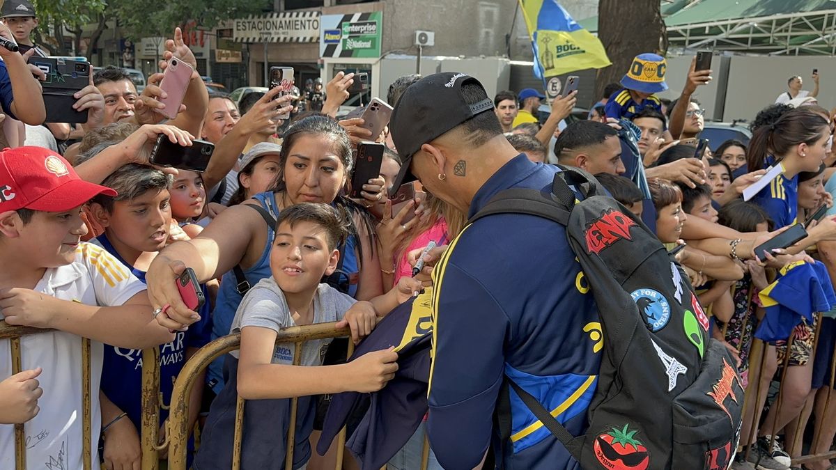 Marcos Rojo saludó a los hinchas en el hotel Sheraton