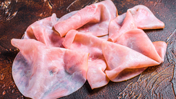 Qué significa las líneas y puntitos blancos en el jamón cocido o en el jamón crudo
