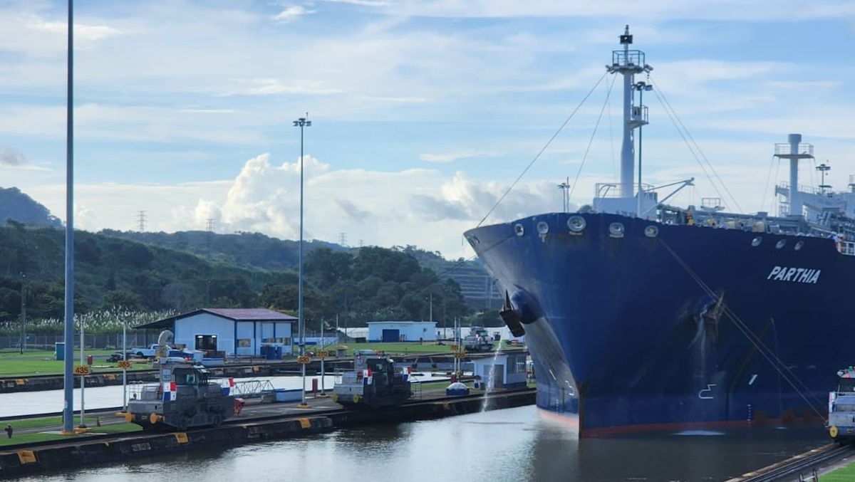 Un barco gigante pasando por el Canal de Panamá, con ayuda de locomotoras especialmente construidas para esa tarea. Un barco gigante pasando por el Canal de Panamá, con ayuda de locomotoras especialmente construidas para esa tarea.