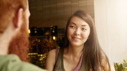 El pequeño gesto&nbsp; de tu cuerpo que revela la psicología de la confianza y te vuelve imparable. Crédito: Freepik.