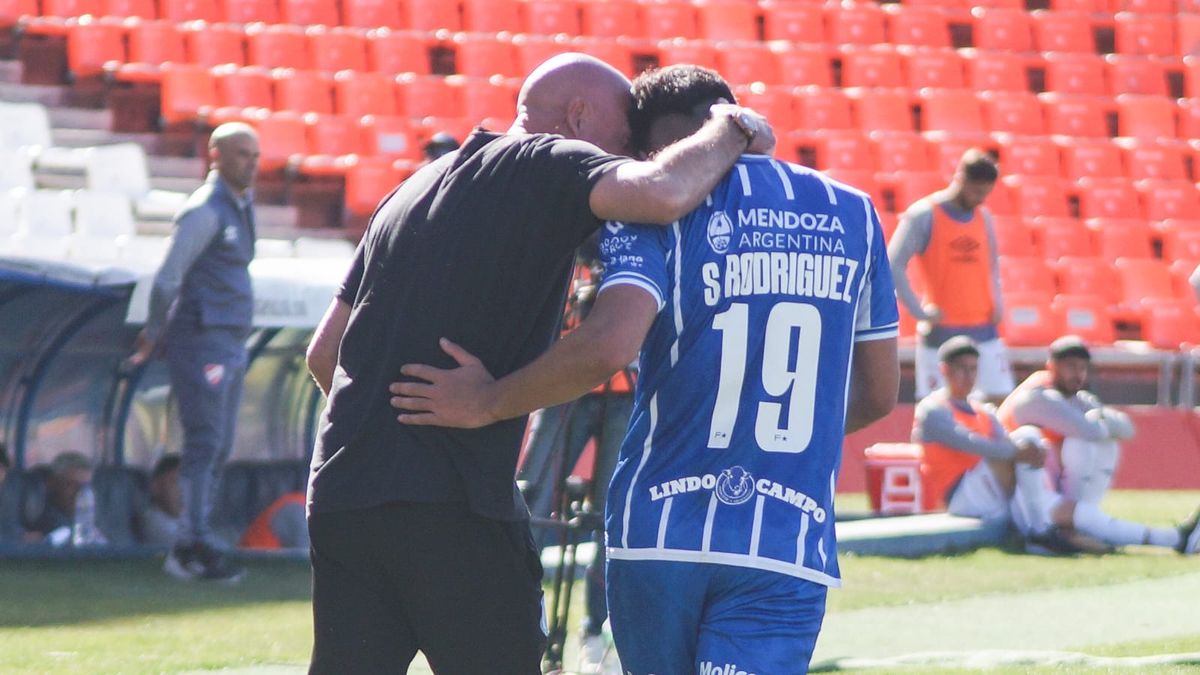 El sentido abrazo entre Salomón Rodríguez y el Gato Oldrá tras el gol del delantero. El sentido abrazo entre Salomón Rodríguez y el Gato Oldrá tras el gol del delantero. 