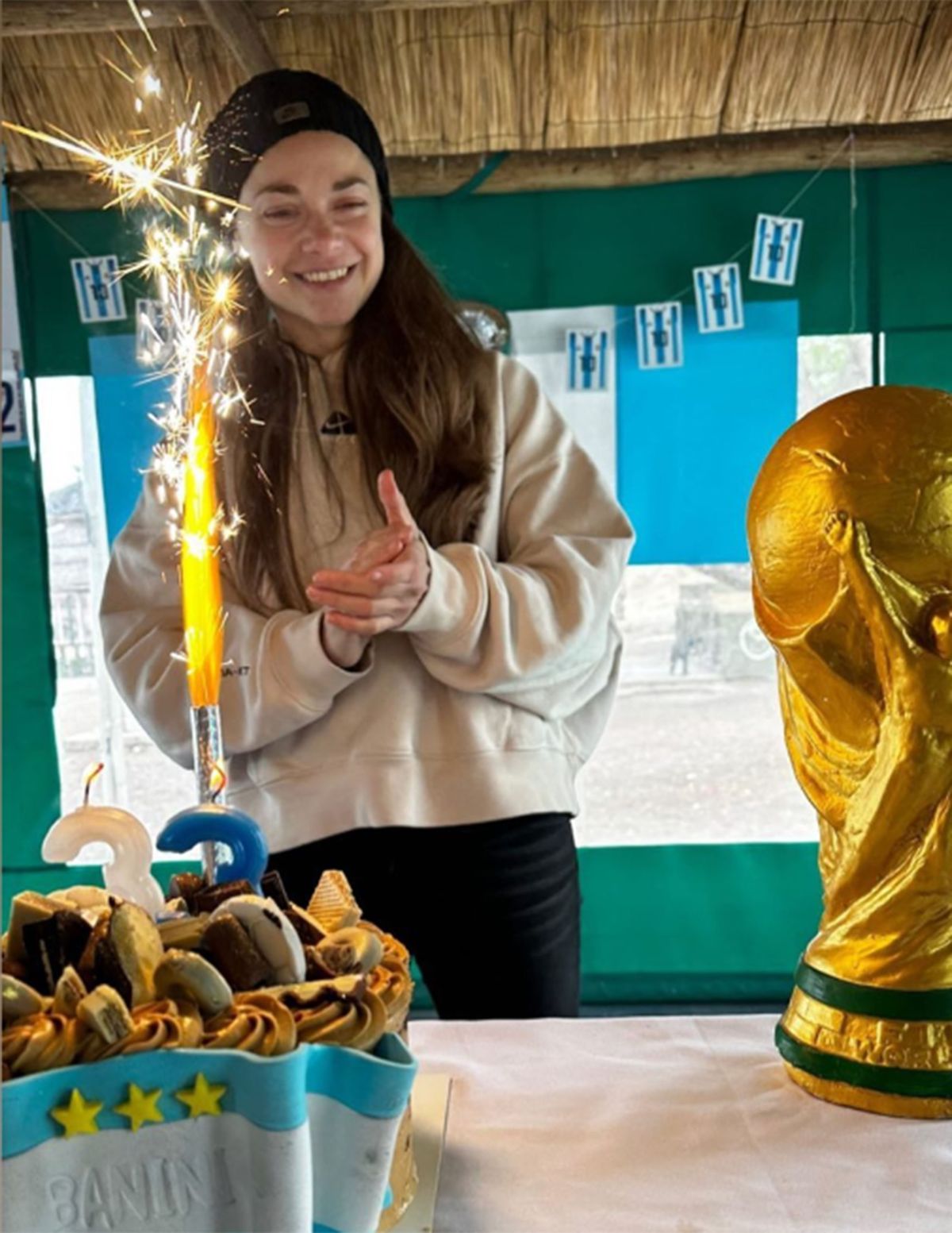 En el festejo de Estefanía Banini no faltó la Copa del Mundo y los colores de la Selección argentina En el festejo de Estefanía Banini no faltó la Copa del Mundo y los colores de la Selección argentina
