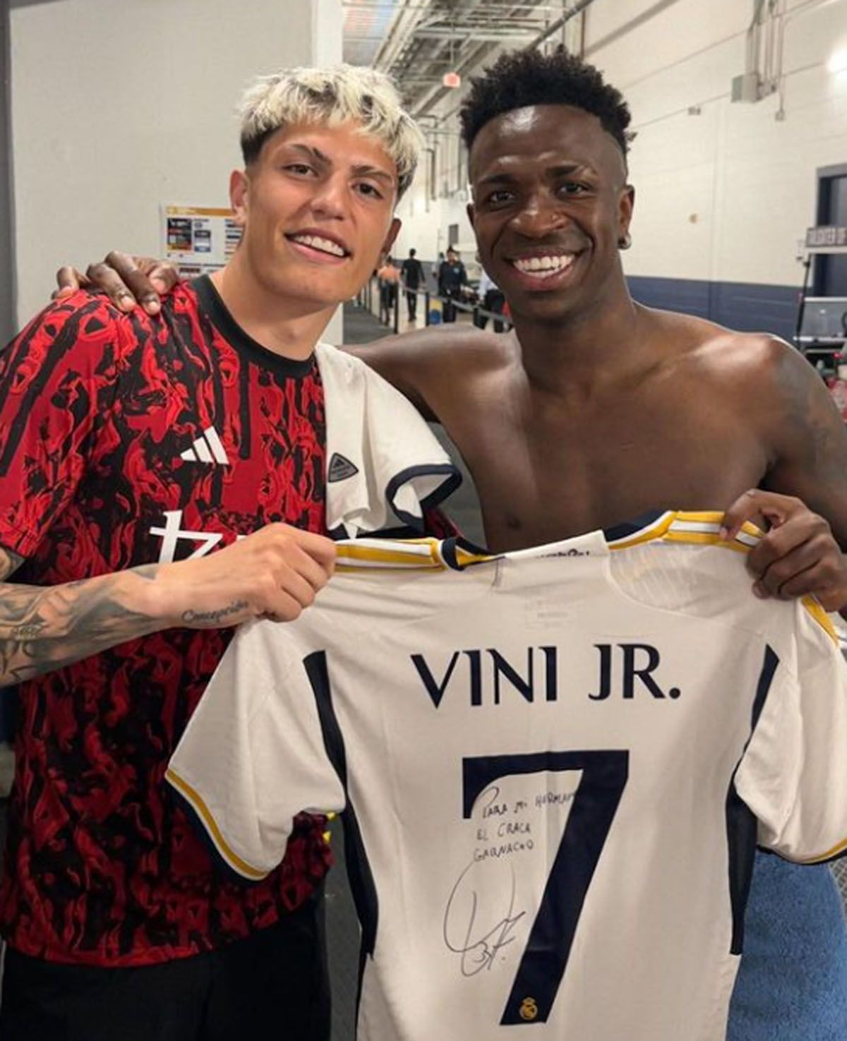 Alejandro Garnacho con Vinicius, uno de los jugadores que ha sido víctima de racismo Alejandro Garnacho con Vinicius, uno de los jugadores que ha sido víctima de racismo