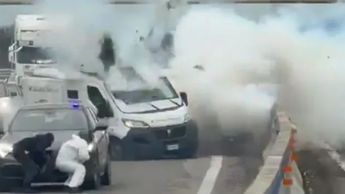 Una banda de ocho delincuentes, emboscaron y asaltaron un camión blindado en una transitada ruta del sur de Italia Una banda de ocho delincuentes, emboscaron y asaltaron un camión blindado en una transitada ruta del sur de Italia