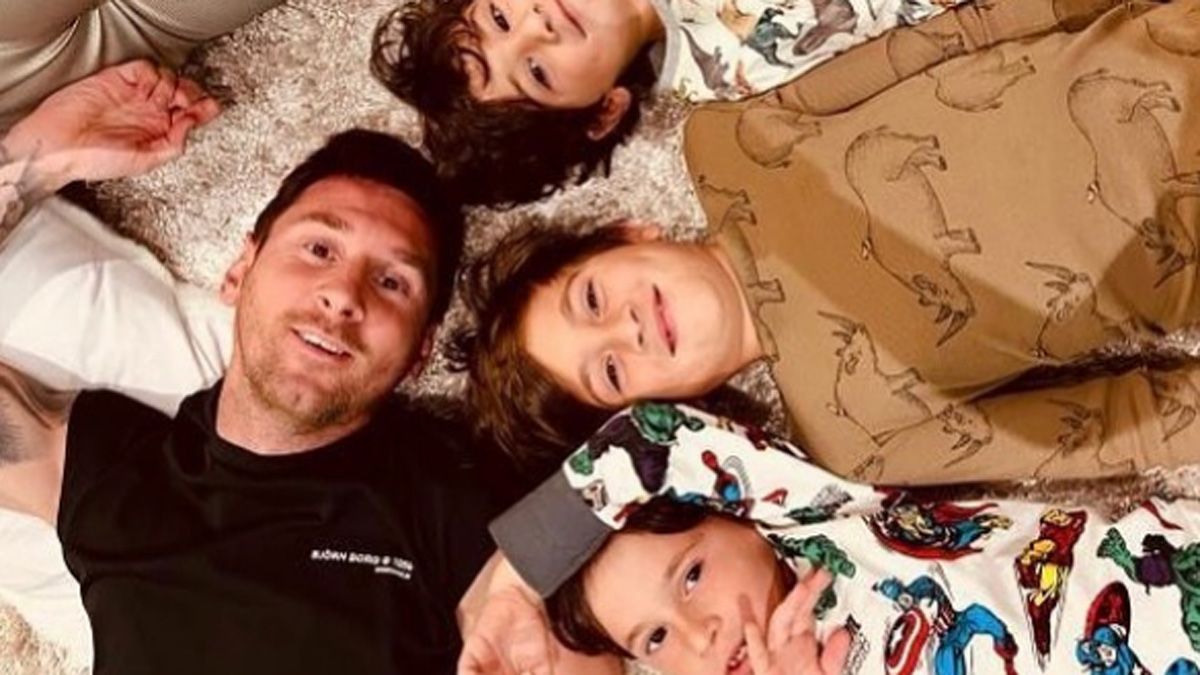Lionel Messi posteó una foto con sus hijas y su esposa