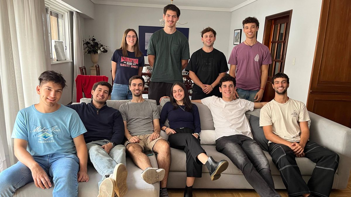 Equipo completo de estudiantes seleccionados. Agustín está arriba, tercero desde la izquierda.