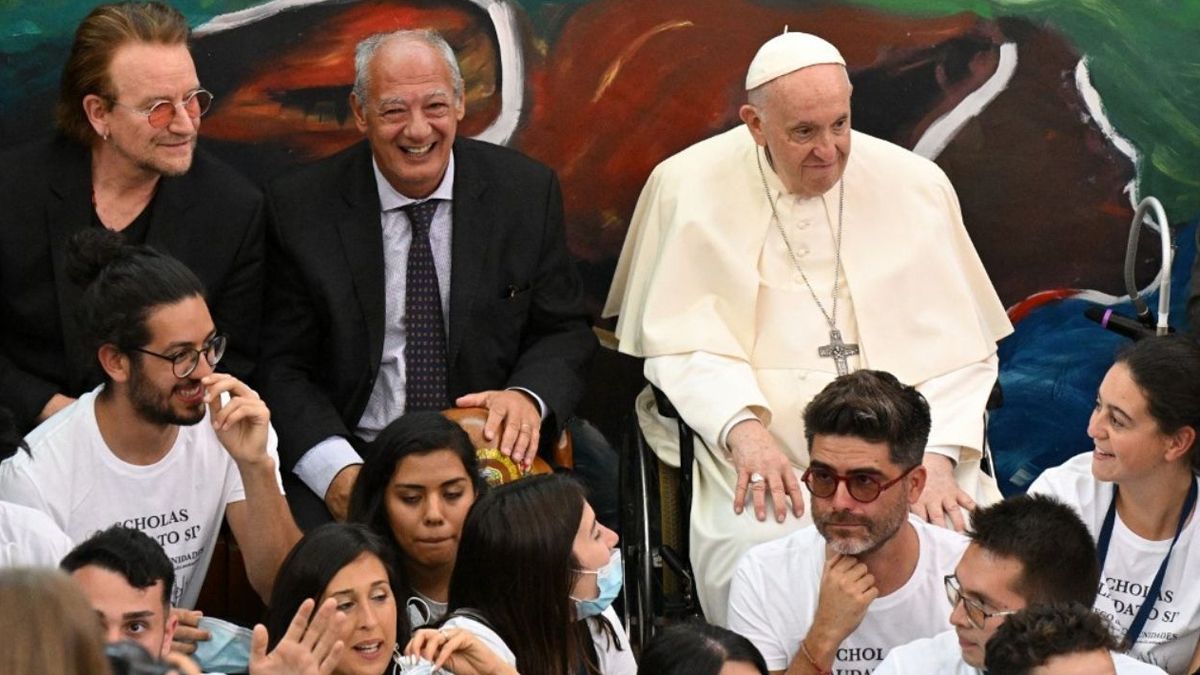 El papa Francisco y el cantante Bono, junto a un grupo de estudiantes durante el lanzamiento del movimiento por el medio ambiente