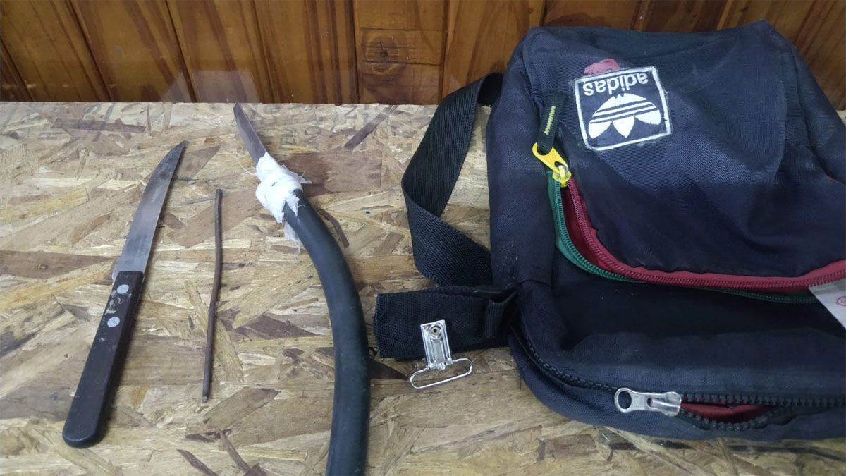 Les secuestraron cuchillos y un bolso en el que tenían un fragmento de cobre que acababan de robar. Les secuestraron cuchillos y un bolso en el que tenían un fragmento de cobre que acababan de robar.