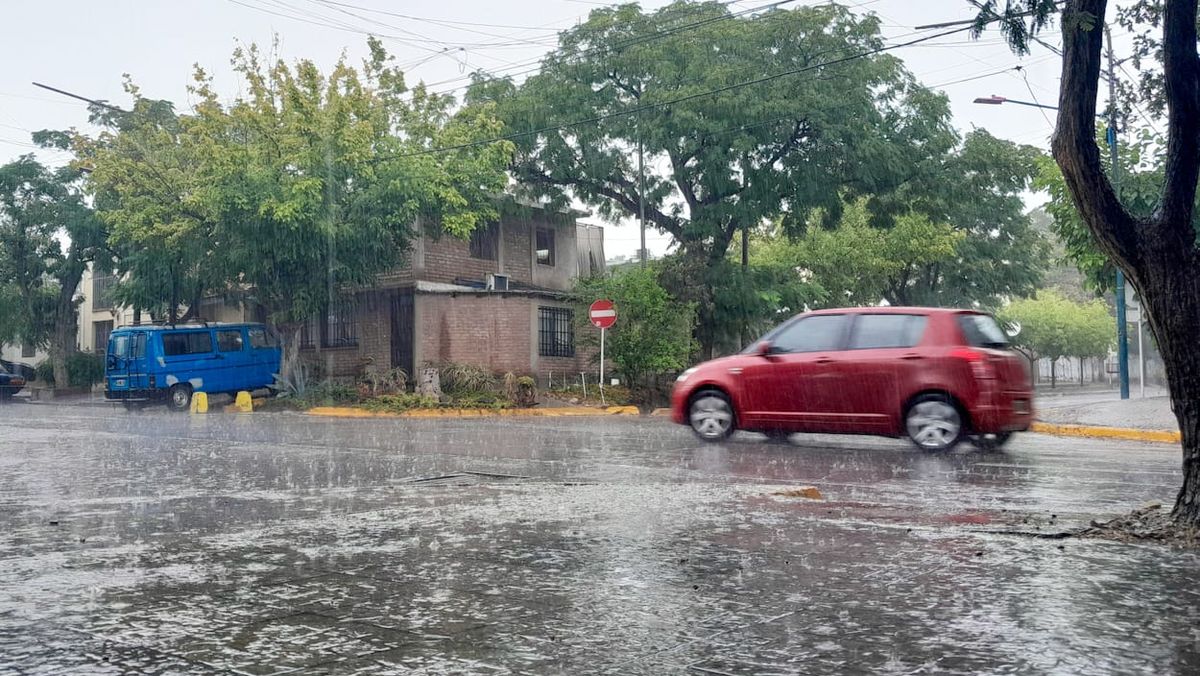 Abundante caída de agua y granizo podría darse en algunas zonas de Mendoza, según el pronóstico del tiempo. Abundante caída de agua y granizo podría darse en algunas zonas de Mendoza, según el pronóstico del tiempo.