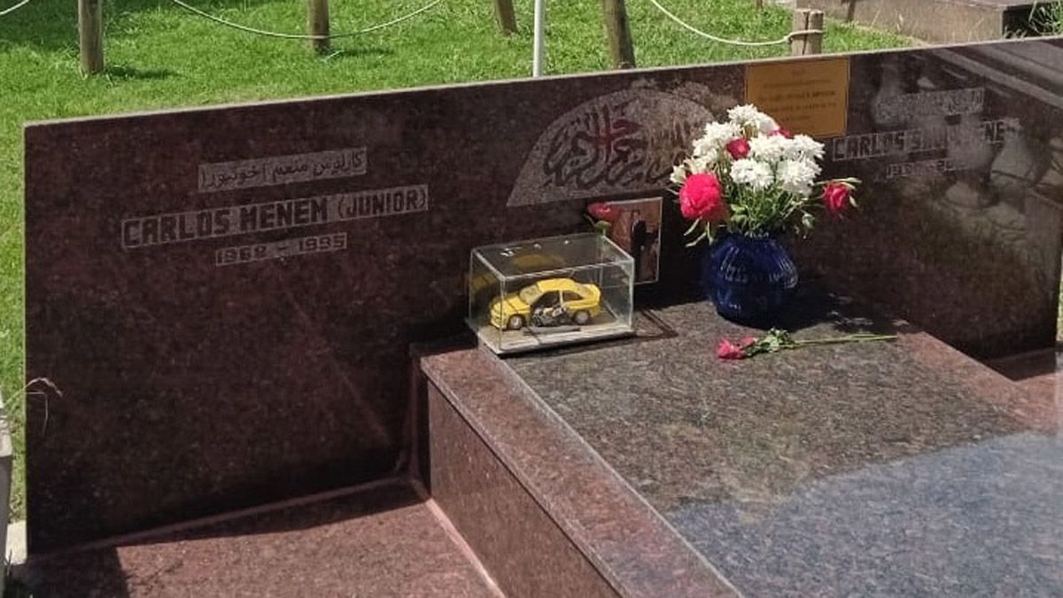 Las tumbas de los Carlos Menem, padre e hijo.