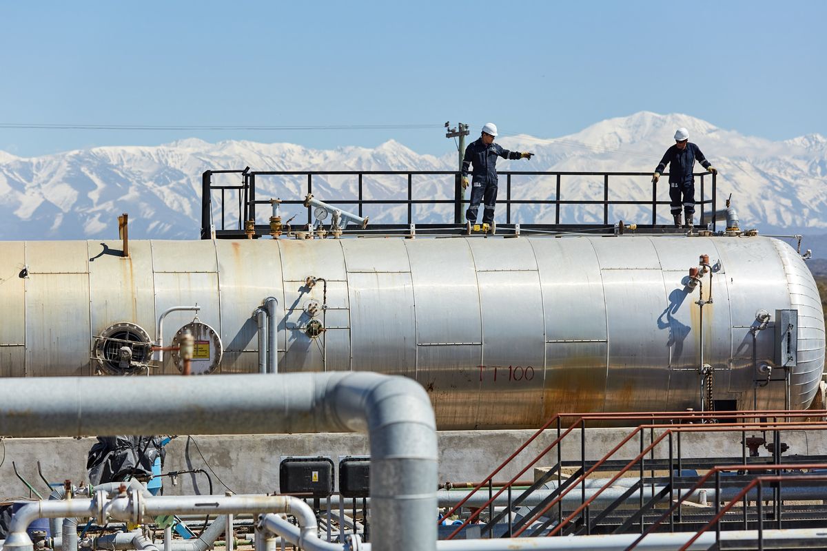 Los operarios de Aconcagua Energía en un día de trabajo en la planta de almacenaje de Chañares Herrados, que cuenta con 9 tanques Los operarios de Aconcagua Energía en un día de trabajo en la planta de almacenaje de Chañares Herrados, que cuenta con 9 tanques