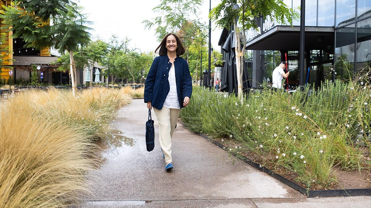 La empresaria Sofía Pescarmona convirtió los viejos galpones familiares donde alguna vez funcionó la fábrica IMPSA en el polo gastronómico y de cowork Planta Uno. Todavía le resta desarrollar la etapa de las viviendas, en el mismo predio. Foto: Cristián Lozano.