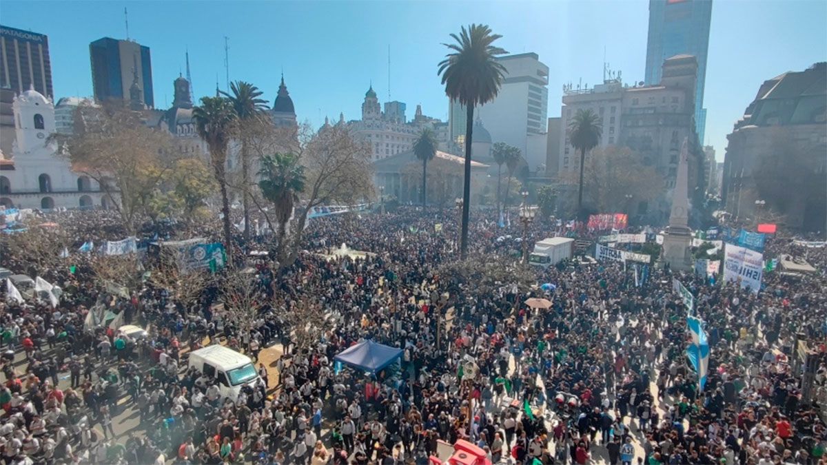La Plaza de Mayo lució repleta de militantes a favor de la paz social y en contra de los discursos de odio.