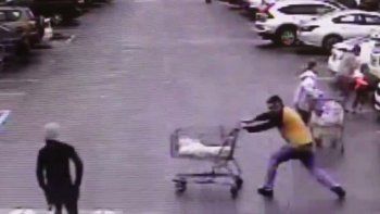 Video: un hombre permitió la detención de un ladrón al lanzarle el carrito de compra