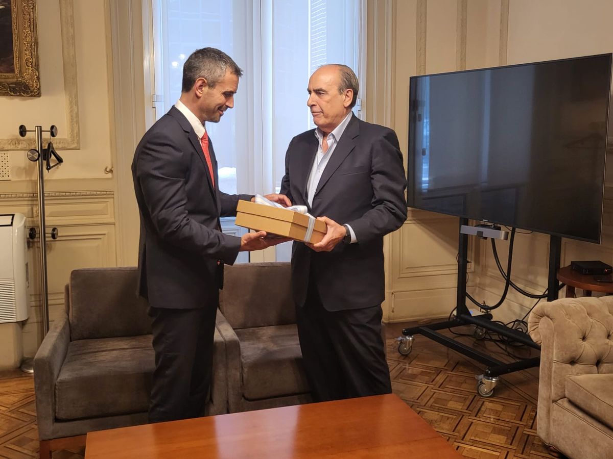 Martín Menem cuando recibió de Guillermo Francos el texto de la ley ómnibus. Martín Menem cuando recibió de Guillermo Francos el texto de la ley ómnibus.