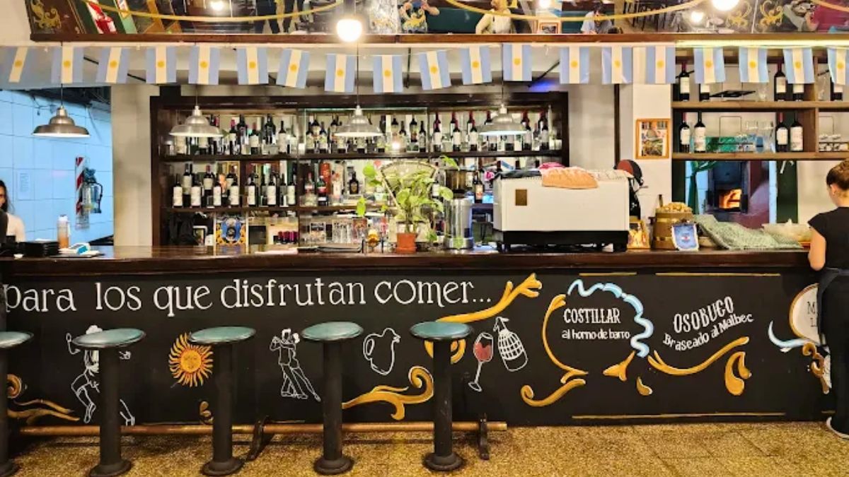 El lugar tiene el típico ambiente de bodegón porteño.