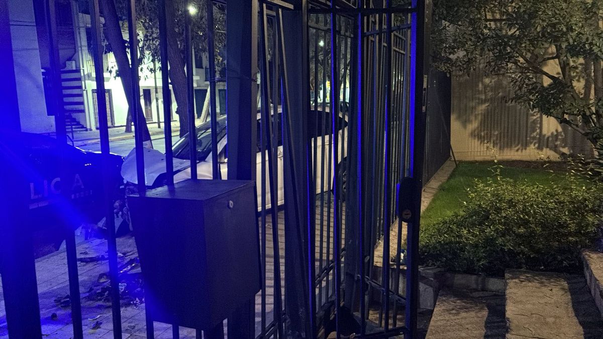 El delincuente chocó contra un árbol y la reja de una casa de la Quinta Sección a la que dejó dañada. El delincuente chocó contra un árbol y la reja de una casa de la Quinta Sección a la que dejó dañada.