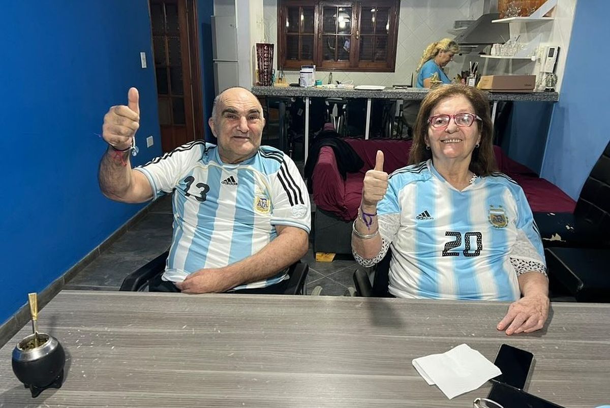Lionel Scaloni celebró con una foto de sus padres vistiendo sus camisetas de la Selección argentina Lionel Scaloni celebró con una foto de sus padres vistiendo sus camisetas de la Selección argentina