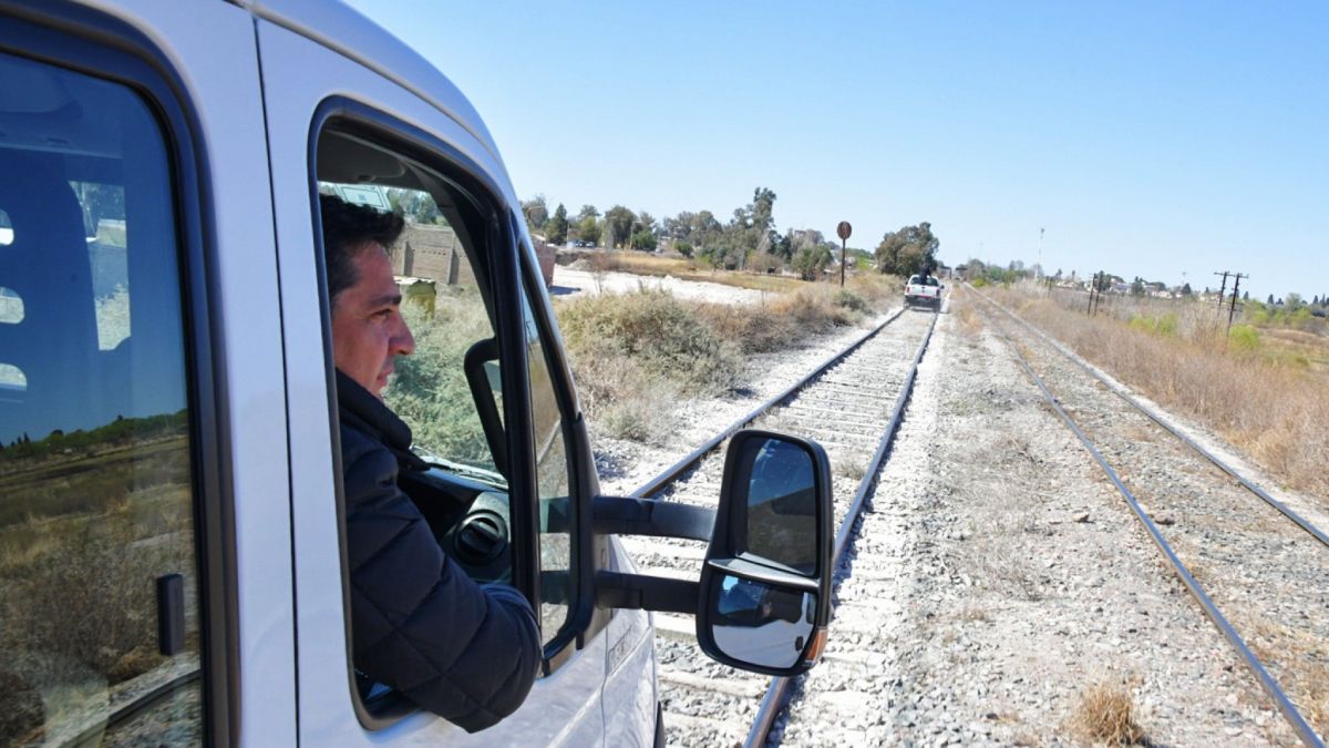 Martín Marinucci y su comitiva inspeccionó las vías en el ramal que une Palmira con Gutiérrez y conformó la posibilidad de tener pronto el tren en Mendoza.
