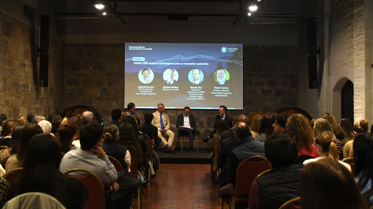 Zivy durante un encuentro en Mendoza con empresarios para discutir sobre inversiones y desarrollo sostenible Zivy durante un encuentro en Mendoza con empresarios para discutir sobre inversiones y desarrollo sostenible