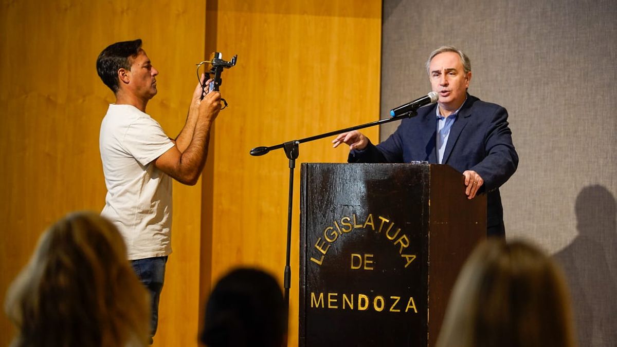 El gerente de producción y programación de Canal 7, Leandro Baldivieso, agradeció el reconocimiento legislativo en nombre de todo el Grupo América del Interior. El gerente de producción y programación de Canal 7, Leandro Baldivieso, agradeció el reconocimiento legislativo en nombre de todo el Grupo América del Interior.