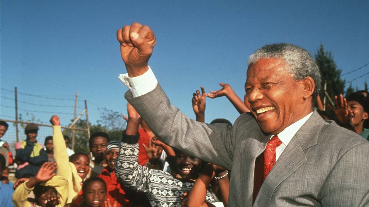 Nelson Mandela fue elegido presidente sudafricano tras pasar 27 años en prisión.