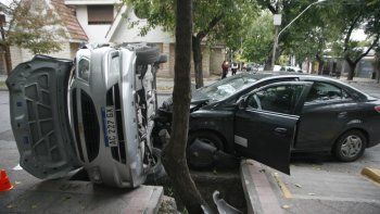 Fuerte colisión y vuelco en pleno centro dejó a tres personas heridas