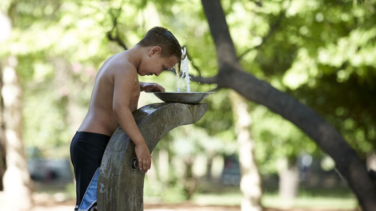 Sigue el alerta rojo desde el SMN para gran parte de Mendoza por la persistencia de la onda de calor.&nbsp;
