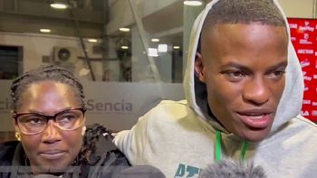 Abrazado a su madre, el jugador de Atlético Nacional habló tras desplomarse en el campo de juego