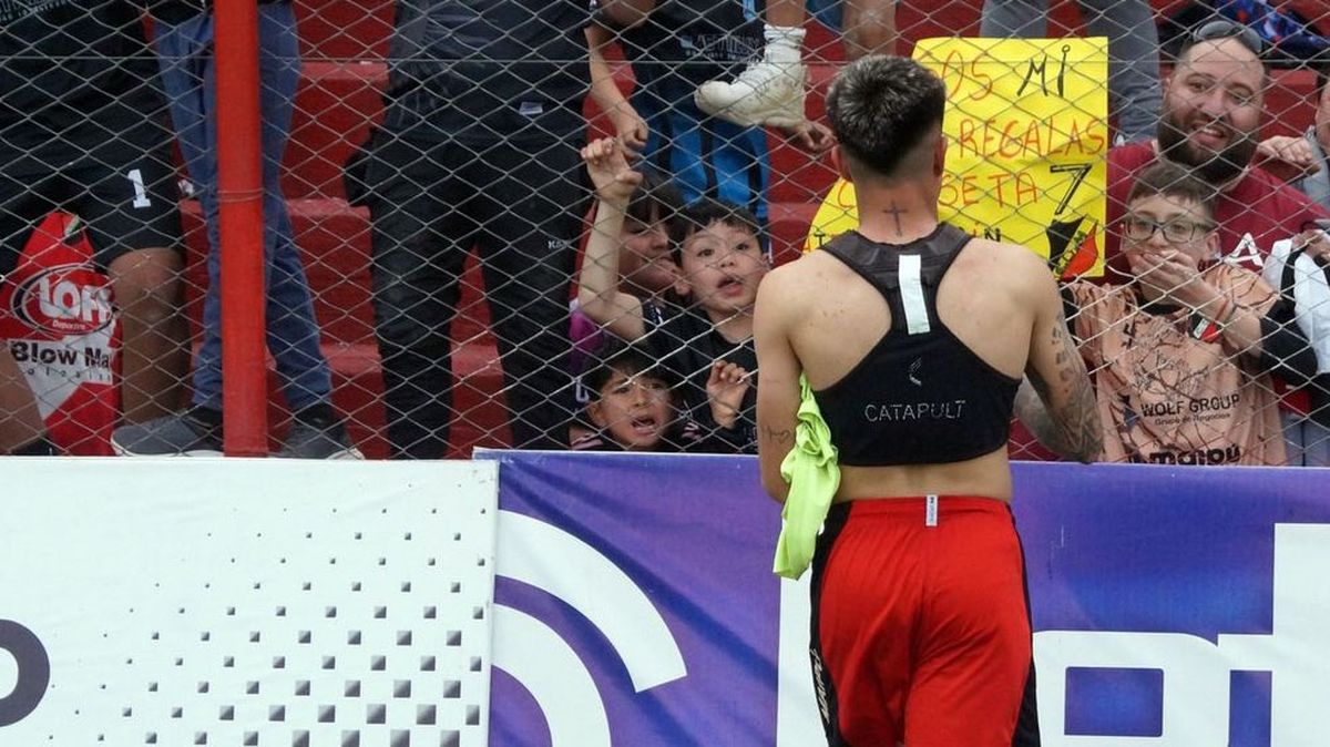 Santiago González se dirige a la tribuna para regalarle la camiseta a Mateo. Santiago González se dirige a la tribuna para regalarle la camiseta a Mateo.