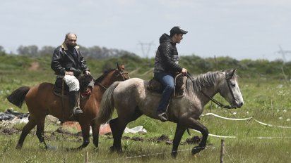 Los dueños de los campos recorren la zona luego del desalojo por parte de la policía bonaerense en la localidad de Guernica