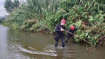 Una niña de 13 años dio a luz y el padre del bebé, un chico de 16, lo tiró al río