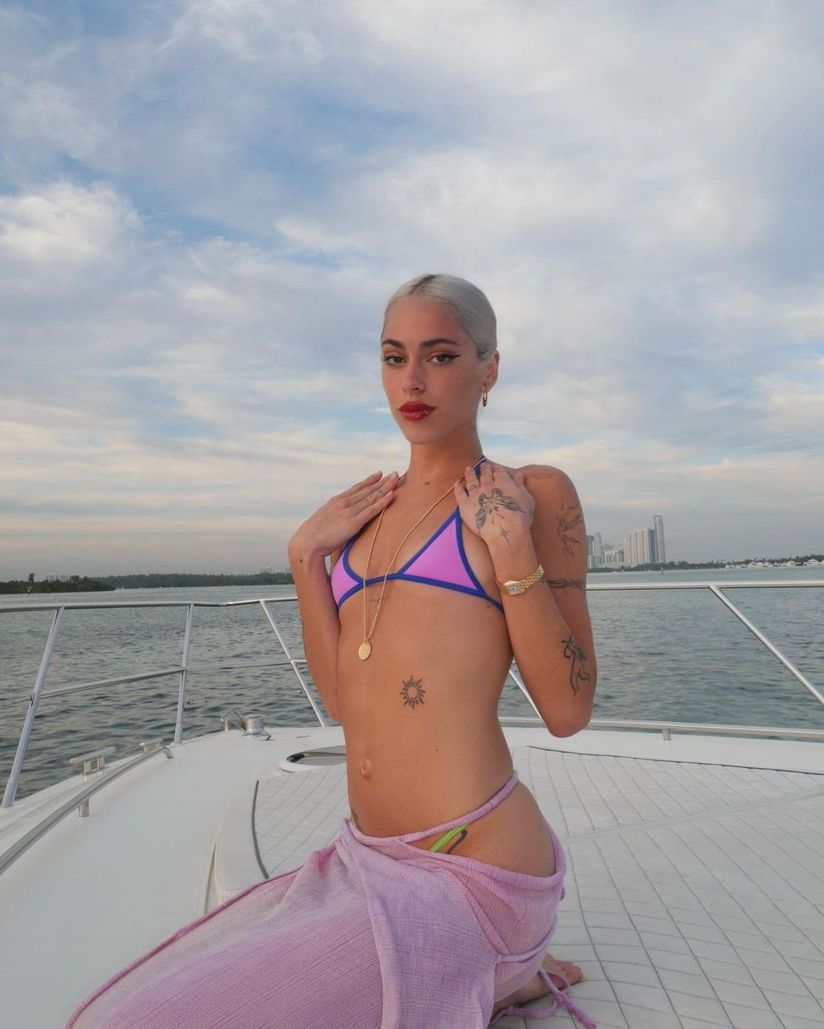 Desde la playa, Tini Stoessel se suma a la colaless ultra XXS y paraliza Miami. Desde la playa, Tini Stoessel se suma a la colaless ultra XXS y paraliza Miami.
