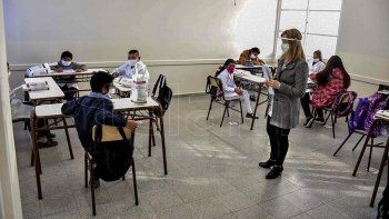 En febrero empezarán a vacunar a los docentes