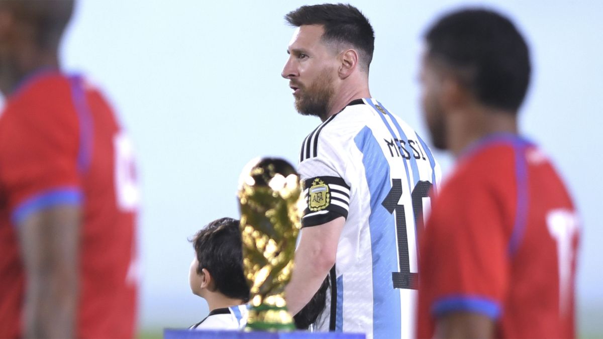 Lionel Messi encabezó el ingreso de la Selección argentina y no faltó la Copa del Mundo
