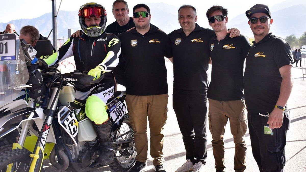 Gustavo Milutin está con su equipo llamado Team MaxClean. Gustavo Milutin está con su equipo llamado Team MaxClean.