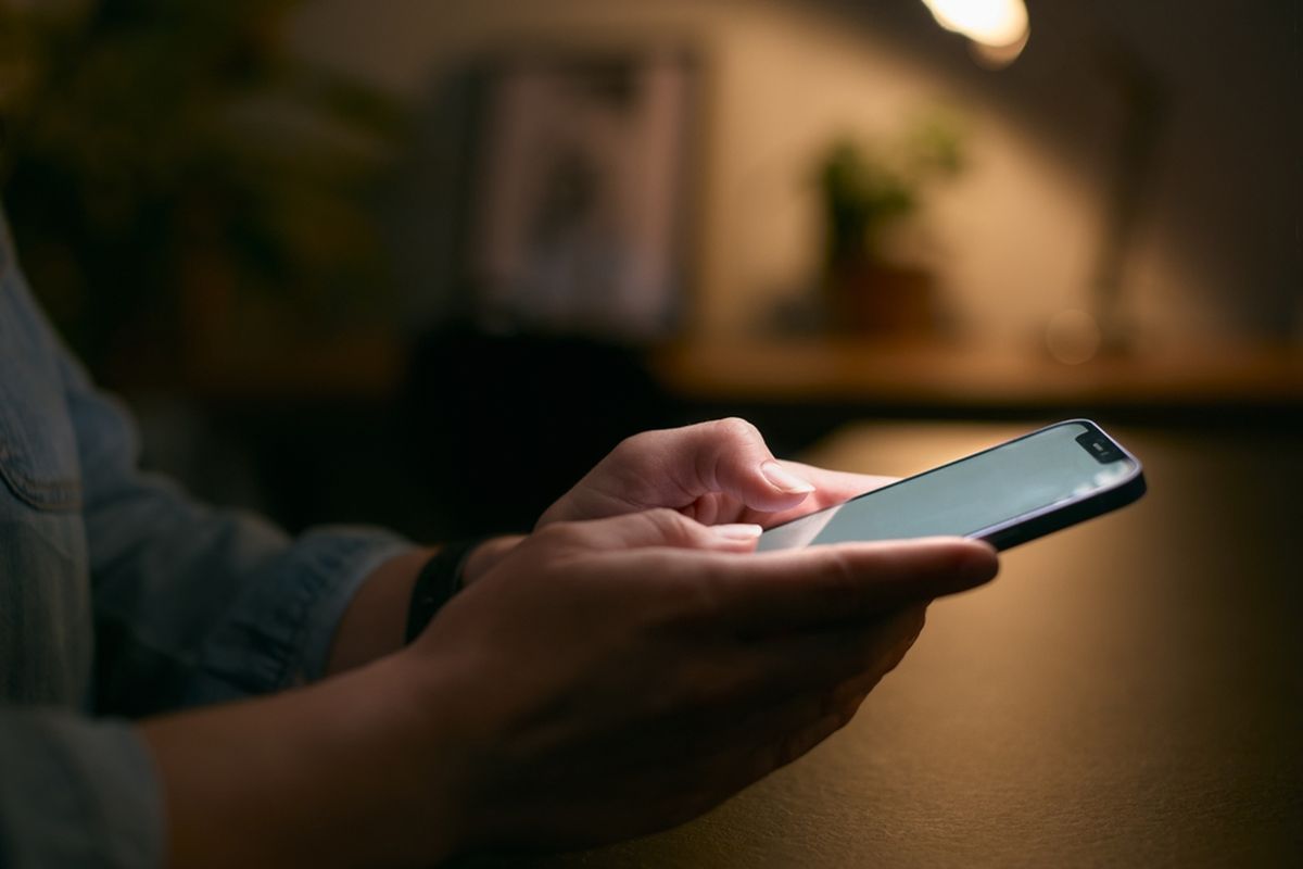 Cuid&aacute; tu privacidad coloc&aacute;ndole una cinta a la c&aacute;mara del celular.