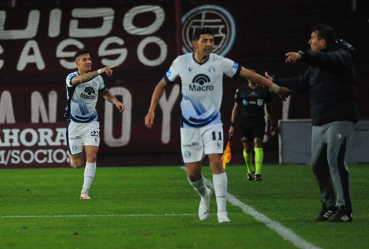 Mientras su ayudante daba indicaciones, Petrasso dedicó a Martìn Cicotello el primer gol de Independiente Rivadavia. Mientras su ayudante daba indicaciones, Petrasso dedicó a Martìn Cicotello el primer gol de Independiente Rivadavia.