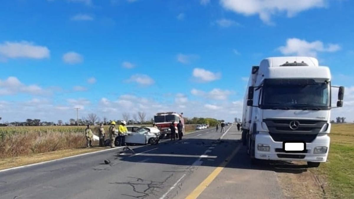 El camión se encontraba estacionado sobre la banquina, en una ruta santafecina, y el auto impactó con violencia en la parte trasera