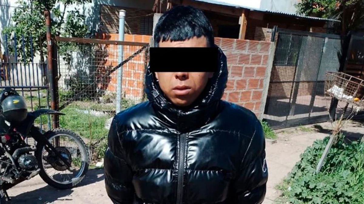 Un delincuente murió y otro fue detenido al intentar robarles a dos policías