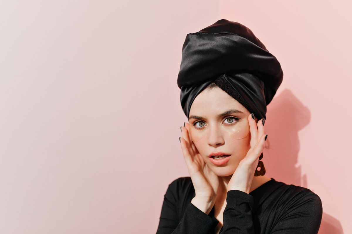 Duerme con un gorro de seda si quieres un cabello sano y hermoso. Imagen: Freepik Duerme con un gorro de seda si quieres un cabello sano y hermoso. Imagen: Freepik