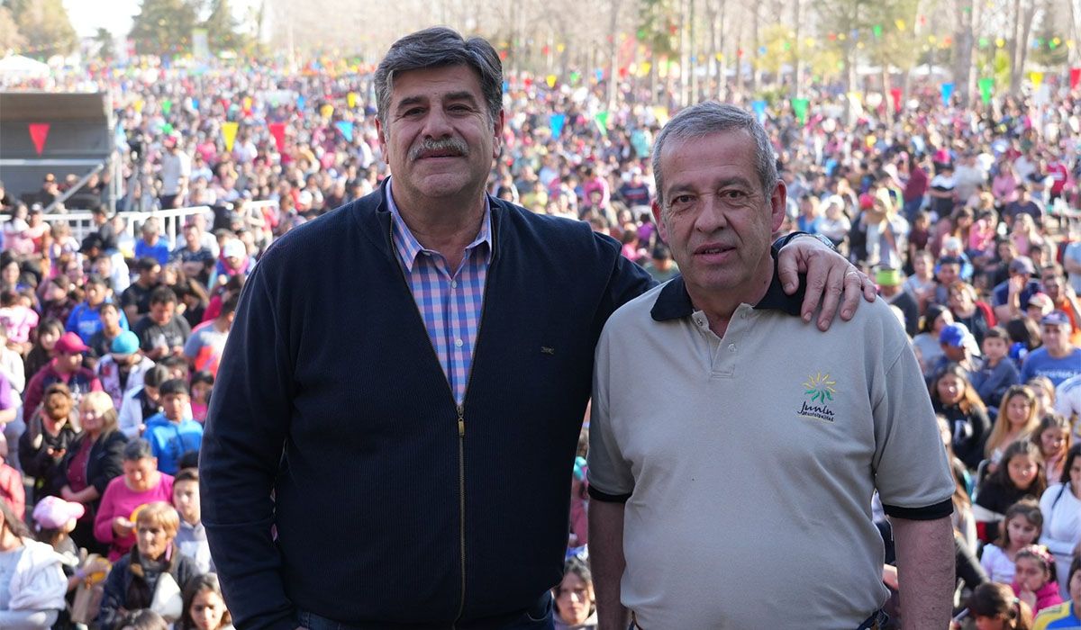 Héctor Ruiz es políticamente hombre de Mario Abed. Él lo sucedió en el cargo y a él le entregó el mandato en diciembre pasado cuando el ex vicegobernador volvió a ser intendente de Junín. Héctor Ruiz es políticamente hombre de Mario Abed. Él lo sucedió en el cargo y a él le entregó el mandato en diciembre pasado cuando el ex vicegobernador volvió a ser intendente de Junín.