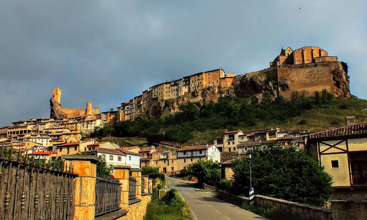 Las casas colgadas de "La Muela" ofrecen una de las panorámicas más impactantes que se pueden encontrar en nuestros viajes por el norte. Las casas colgadas de "La Muela" ofrecen una de las panorámicas más impactantes que se pueden encontrar en nuestros viajes por el norte.