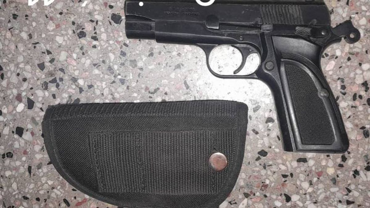 El arma 9 mm que fue hallada en la vivienda de Luján de Cuyo.